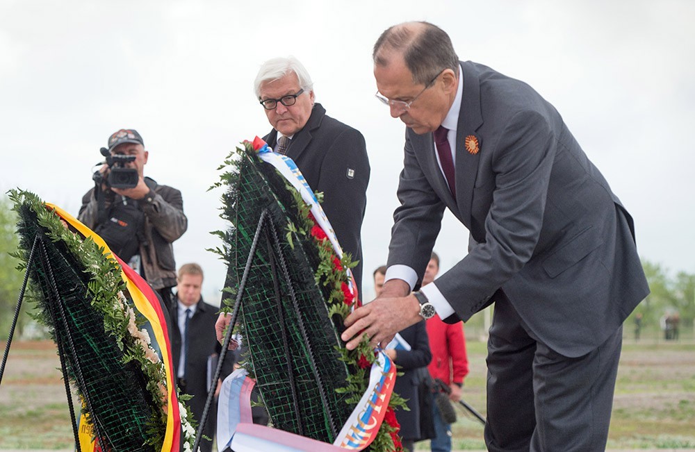Министр иностранных дел Германии Франк-Вальтер Штайнмайер и Сергей Лавров посещают мемориальный комплекс на Мамаевом кургане в Волгограде. 7 мая 2015 года. (Фото 2)